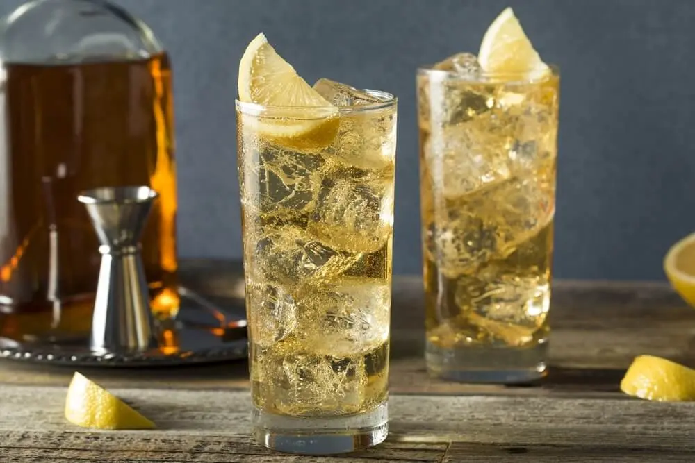Whisky con agua mineral 